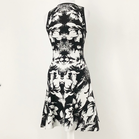 ✨sold✨karen millen • floral jacquard sweater dress - Picture 4 of 7